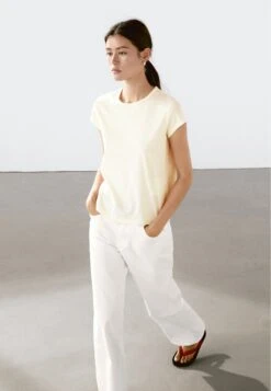 Massimo Dutti SHORT SLEEVE WITH ROUND NECK - Basic T-shirt - Yellow 17 Massimo Dutti SHORT SLEEVE WITH ROUND NECK - Basic T-shirt - Yellow -Massimo Dutti Shop b349f38f01f5446a9021bb02adff2916