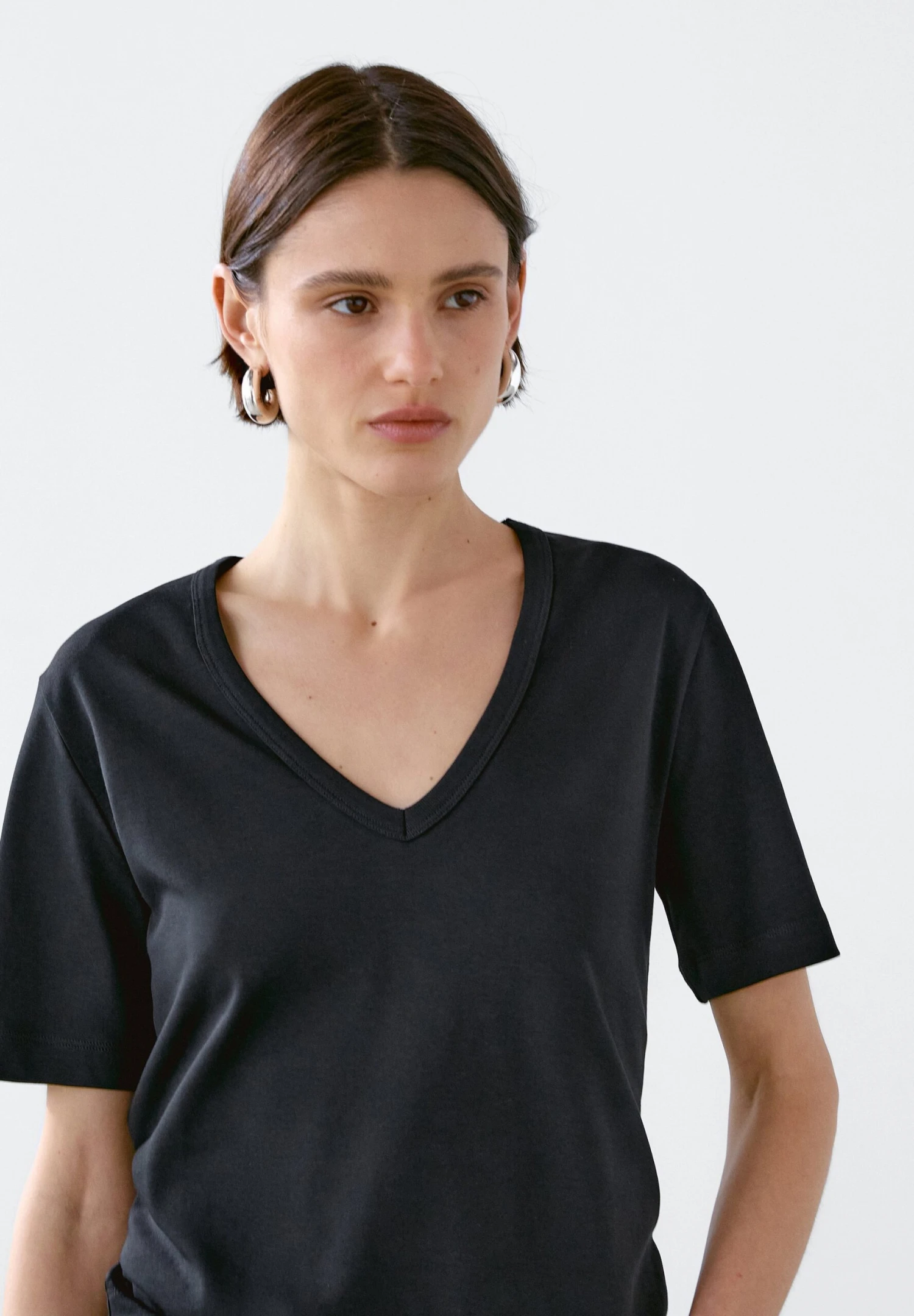 Massimo Dutti SHORT SLEEVE V-NECK - Basic T-shirt - Black 5 Massimo Dutti SHORT SLEEVE V-NECK - Basic T-shirt - Black - Image 3