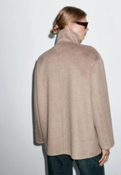 Massimo Dutti HIGH NECK - Short Coat - Camel 14 Massimo Dutti HIGH NECK - Short Coat - Camel -Massimo Dutti Shop b475691cc6594af88743380138b13bd8