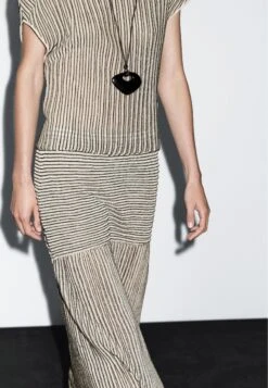 Massimo Dutti LONG PLEATED WITH FLECKED DETAIL - Maxi Skirt - Beige 17 Massimo Dutti LONG PLEATED WITH FLECKED DETAIL - Maxi Skirt - Beige -Massimo Dutti Shop b4fee8e5eac74d9088cb04a71505f0d5