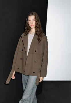 Massimo Dutti SHORT WITH BELT DETAIL - Trenchcoat - Dark Brown 18 Massimo Dutti SHORT WITH BELT DETAIL - Trenchcoat - Dark Brown -Massimo Dutti Shop b63256ef9e524ad3a0ad85af65a7d27b