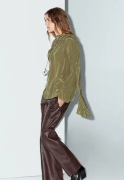 Massimo Dutti FLOWING WITH VOLUMINOUS COLLAR - Blouse - Mottled Dark Green 16 Massimo Dutti FLOWING WITH VOLUMINOUS COLLAR - Blouse - Mottled Dark Green -Massimo Dutti Shop bafb03cd4cc14be392f5dc95367dce5f