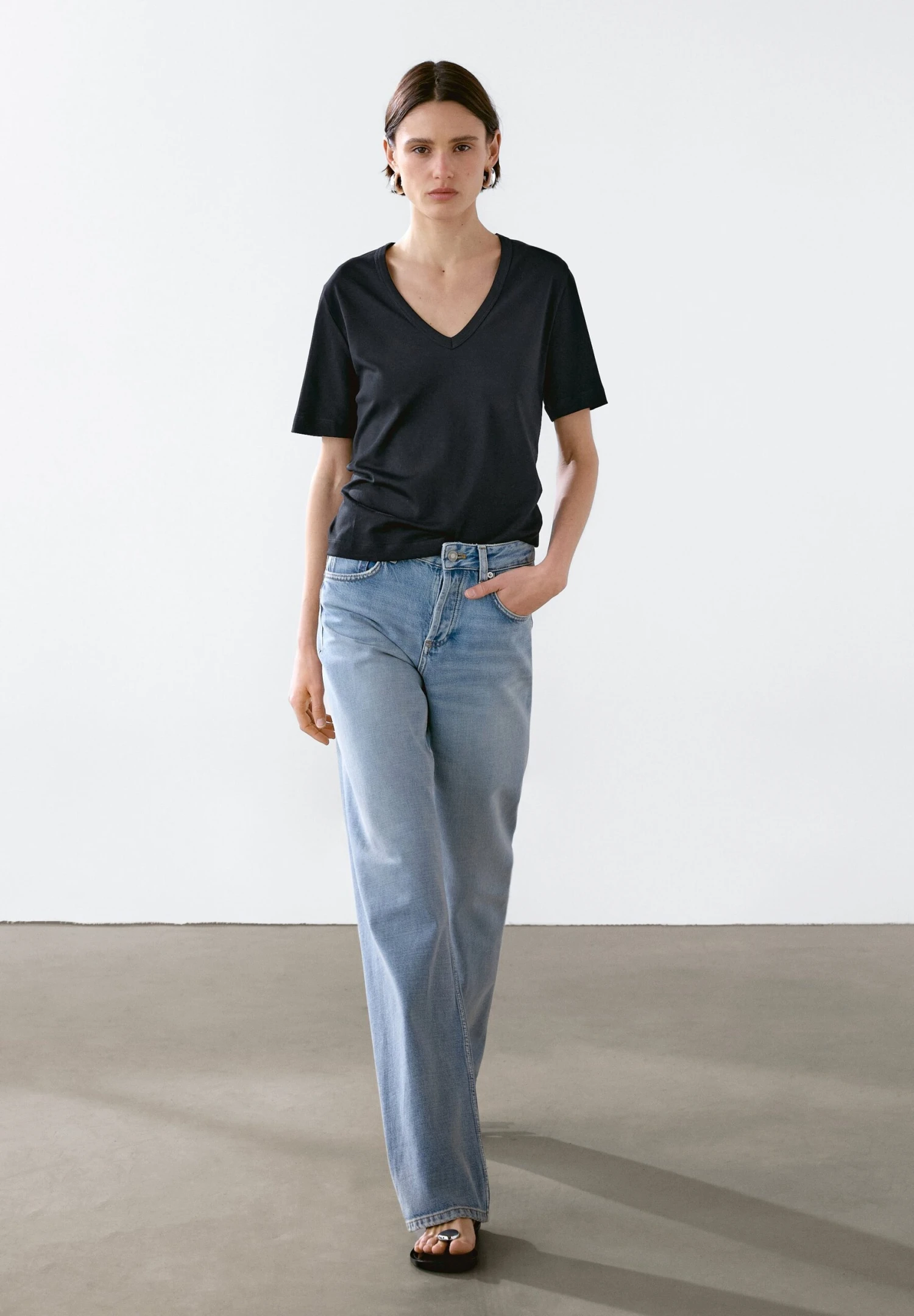 Massimo Dutti SHORT SLEEVE V-NECK - Basic T-shirt - Black 7 Massimo Dutti SHORT SLEEVE V-NECK - Basic T-shirt - Black - Image 5