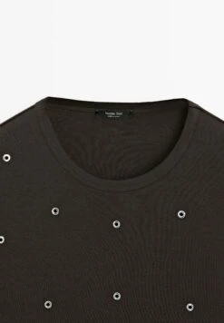 Massimo Dutti OVERSIZED WITH EYELETS - Print T-shirt - Dark Brown 22 Massimo Dutti OVERSIZED WITH EYELETS - Print T-shirt - Dark Brown -Massimo Dutti Shop bc98bee588ac4ef998d6e33cafddf7ee