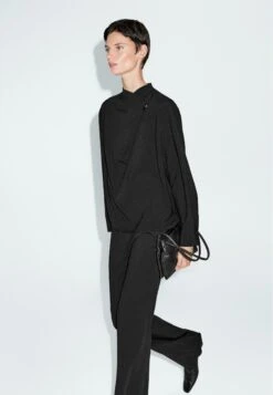 Massimo Dutti WITH CROSSOVER DETAIL AND BUTTON - Blouse - Black -Massimo Dutti Shop bd6bce0daa144121aec958a8706e3119