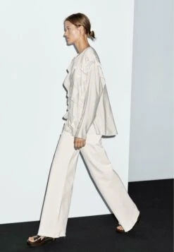 Massimo Dutti FLOWING GARMENT WITH RUFFLES - Blouse - White -Massimo Dutti Shop bdd301ca99944517a9fccb0e5fffbfa6