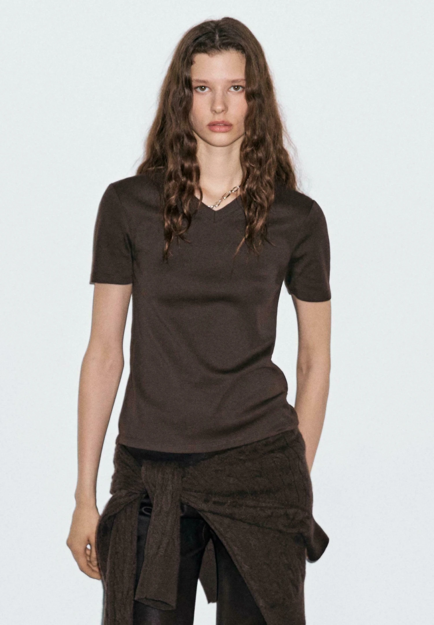 Massimo Dutti V-NECK SHORT SLEEVE - Basic T-shirt - Dark Brown 3 Massimo Dutti V-NECK SHORT SLEEVE - Basic T-shirt - Dark Brown