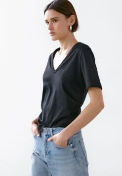 Massimo Dutti SHORT SLEEVE V-NECK - Basic T-shirt - Black 16 Massimo Dutti SHORT SLEEVE V-NECK - Basic T-shirt - Black -Massimo Dutti Shop c06f9418198644c5a127338f77206a28