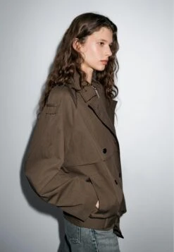 Massimo Dutti SHORT WITH BELT DETAIL - Trenchcoat - Dark Brown 15 Massimo Dutti SHORT WITH BELT DETAIL - Trenchcoat - Dark Brown -Massimo Dutti Shop c0e3207b921348ac89b4fc8b734baa77