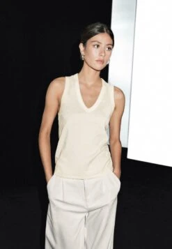 Massimo Dutti V-NECK SLEEVELESS - Basic T-shirt - Yellow