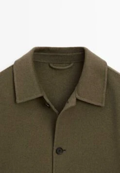 Massimo Dutti BUTTONED SHIRT COLLAR WITH SIDE POCKETS - Summer Jacket - Green 19 Massimo Dutti BUTTONED SHIRT COLLAR WITH SIDE POCKETS - Summer Jacket - Green -Massimo Dutti Shop c429e473232e4c92b5957a9de4574dd7