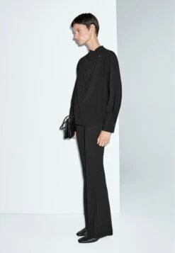 Massimo Dutti WITH CROSSOVER DETAIL AND BUTTON - Blouse - Black -Massimo Dutti Shop c4a8c22bfb044df4bee6537effcb533a