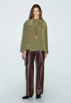 Massimo Dutti FLOWING WITH VOLUMINOUS COLLAR - Blouse - Mottled Dark Green 14 Massimo Dutti FLOWING WITH VOLUMINOUS COLLAR - Blouse - Mottled Dark Green -Massimo Dutti Shop c5844e22bbc84ca9a2cac5bc3a56f23a