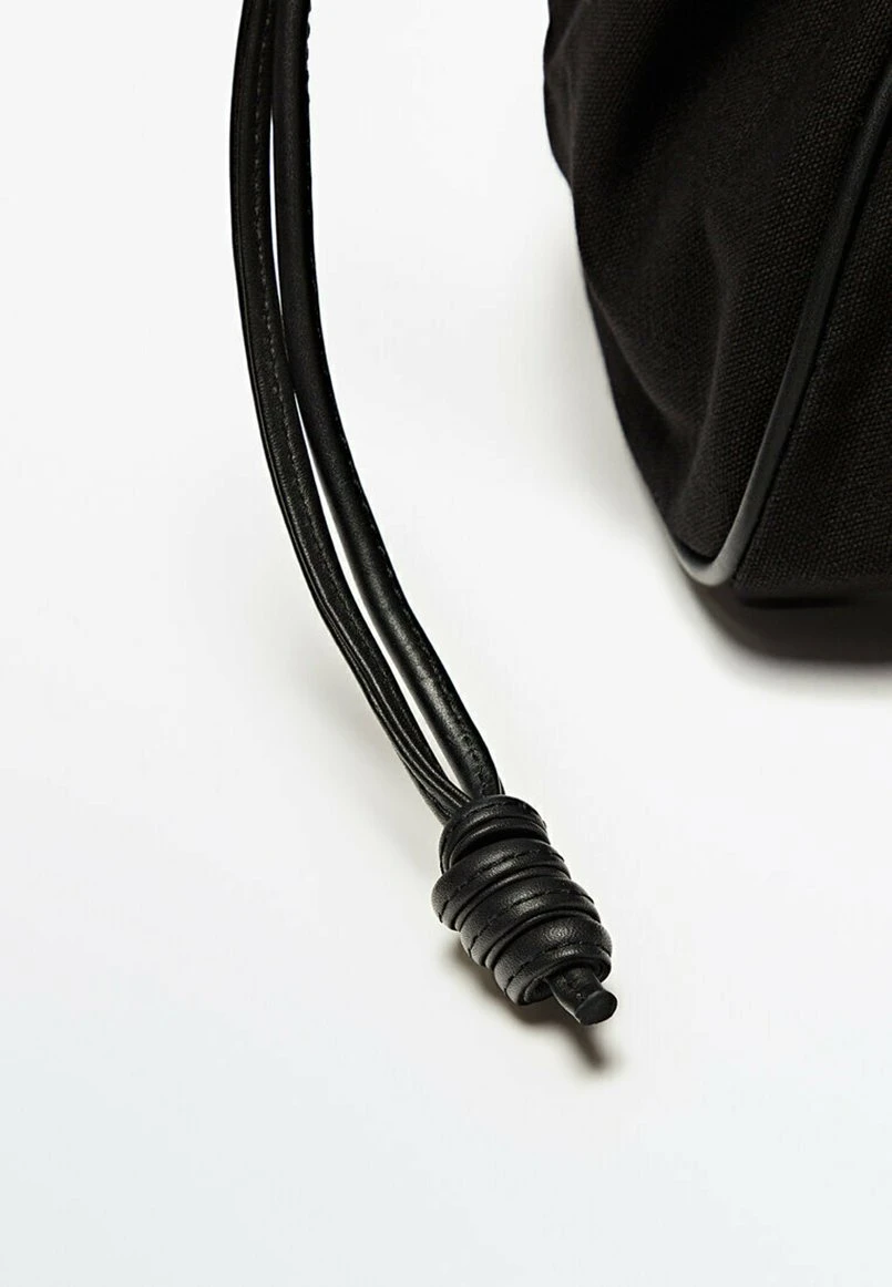 Massimo Dutti With Details - Wash Bag - Black 5 Massimo Dutti With Details - Wash Bag - Black - Image 3