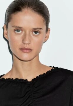 Massimo Dutti GATHERED LONG SLEEVE WITH V-NECK - Long Sleeved Top - Black -Massimo Dutti Shop c88a8af5ab8f4d7f9555cc87d6a812a9