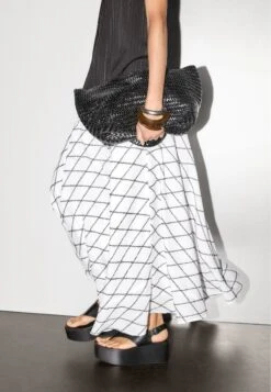 Massimo Dutti FLARED CHECK MIDI - A-line Skirt - White -Massimo Dutti Shop cb52c2acdc734312a4c00304e814f758