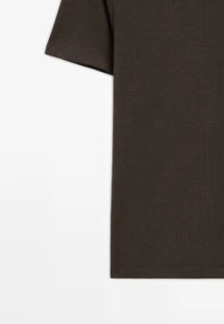 Massimo Dutti V-NECK SHORT SLEEVE - Basic T-shirt - Dark Brown 14 Massimo Dutti V-NECK SHORT SLEEVE - Basic T-shirt - Dark Brown -Massimo Dutti Shop cd187a9e5ac04589afe38bfa8701f556