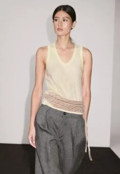 Massimo Dutti RIBBED V-NECK WITH THICK STRAPS - Basic T-shirt - Light Yellow -Massimo Dutti Shop cdf97eee06fd4a40beb3c56065b1cc15