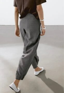 Massimo Dutti SAROUEL WITH BUTTON DETAILS - Trousers - Grey -Massimo Dutti Shop cfe01fff75c6428580d9333f3e6f777b