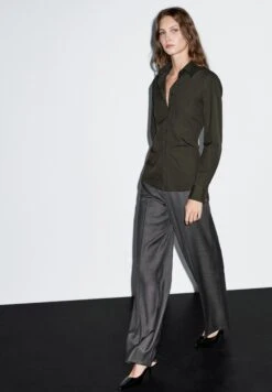 Massimo Dutti STRETCH FITTED LONG SLEEVE - Button-down Blouse - Dark Green -Massimo Dutti Shop d05e367ec4ee4543978e9fcd28f8c63a