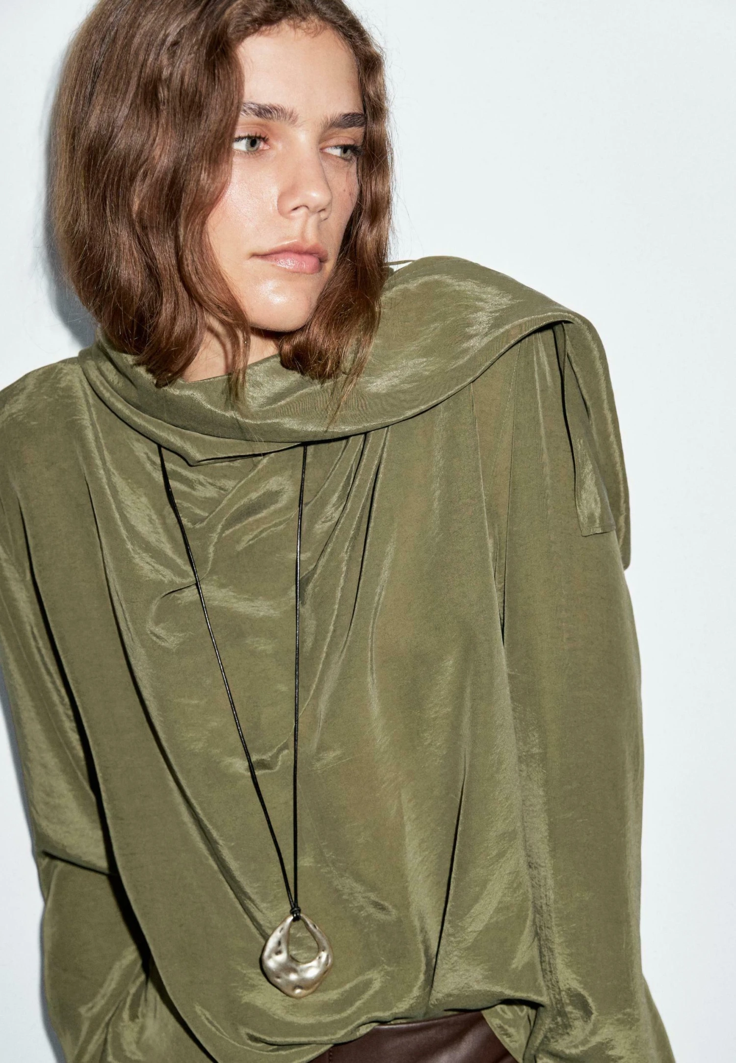 Massimo Dutti FLOWING WITH VOLUMINOUS COLLAR - Blouse - Mottled Dark Green 3 Massimo Dutti FLOWING WITH VOLUMINOUS COLLAR - Blouse - Mottled Dark Green