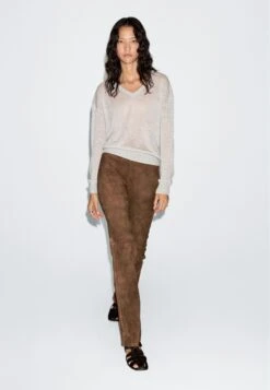 Massimo Dutti FINE SEMI-SHEER WITH V-NECK - Jumper - Grey 15 Massimo Dutti FINE SEMI-SHEER WITH V-NECK - Jumper - Grey -Massimo Dutti Shop d3048e83ca144424983f75719564c740