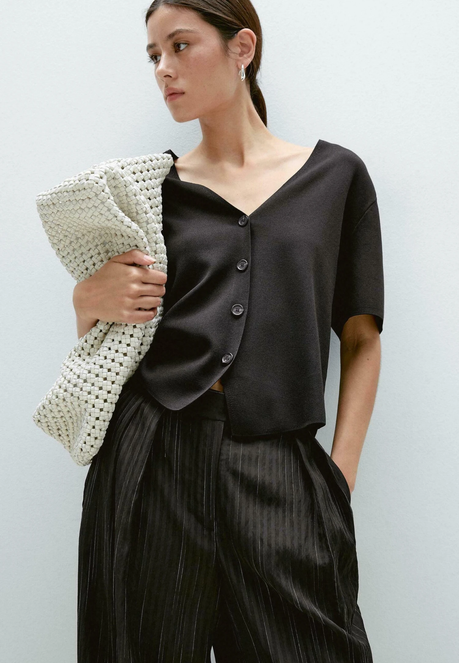 Massimo Dutti FLOWING SHORT SLEEVE WITH V-NECK - Button-down Blouse - Black 3 Massimo Dutti FLOWING SHORT SLEEVE WITH V-NECK - Button-down Blouse - Black