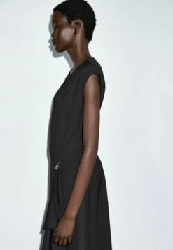 Massimo Dutti MIDI WITH BROOCH DETAIL - Day Dress - Dark Grey -Massimo Dutti Shop d664c06e95e040409c0294478c6973da