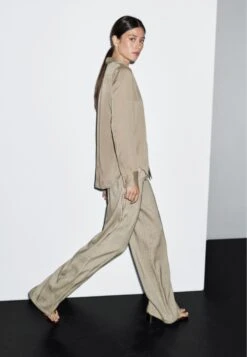 Massimo Dutti FLOWING LONG SLEEVE - Button-down Blouse - Ochre -Massimo Dutti Shop d711ffe3352b47e2b9480854625f0ac2