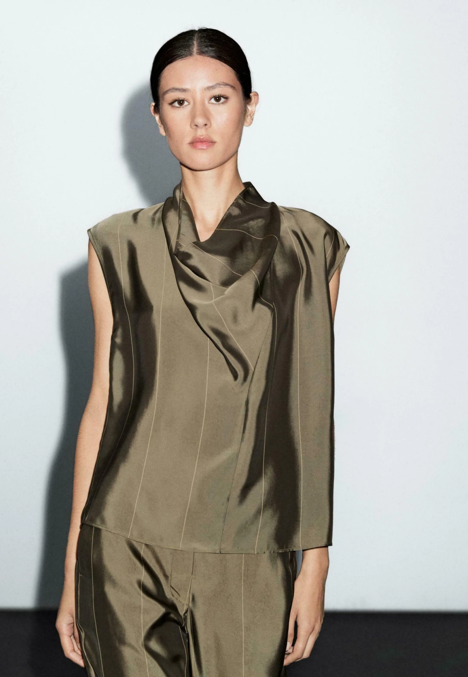 Massimo Dutti FLOWING GARMENT WITH STRIPED DETAILS - Blouse - Khaki 3 Massimo Dutti FLOWING GARMENT WITH STRIPED DETAILS - Blouse - Khaki