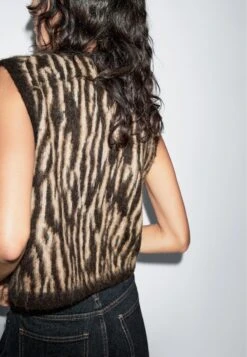 Massimo Dutti Waistcoat - Dark Brown -Massimo Dutti Shop d9785f2682d54b209b520f909e7e286f