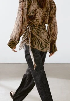 Massimo Dutti FLOWING JACQUARD KIMONO WITH RHINESTONE BUTTON - Blouse - Mottled Brown -Massimo Dutti Shop ddeff599ba5b4fcebfd3bb0c854cf1fd