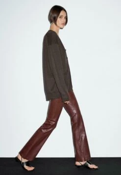 Massimo Dutti LONG V-NECK WITH BUTTONS - Cardigan - Mottled Dark Brown 15 Massimo Dutti LONG V-NECK WITH BUTTONS - Cardigan - Mottled Dark Brown -Massimo Dutti Shop de35d3999b4d4395971706a14300e518