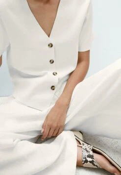 Massimo Dutti FLOWING SHORT SLEEVE WITH V-NECK - Button-down Blouse - White 14 Massimo Dutti FLOWING SHORT SLEEVE WITH V-NECK - Button-down Blouse - White -Massimo Dutti Shop df8b32347b7f4318aa9e8f596733e281