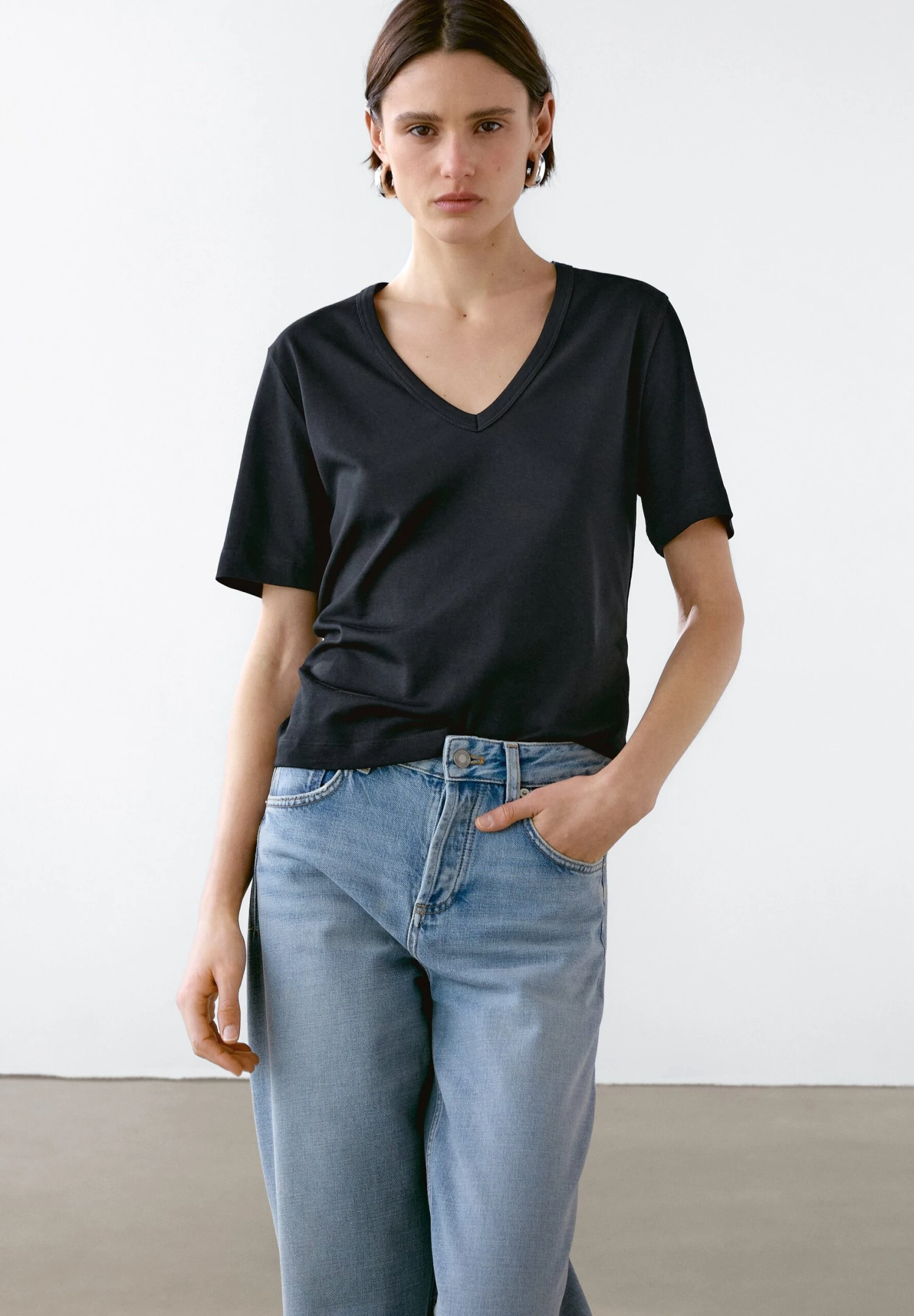 Massimo Dutti SHORT SLEEVE V-NECK - Basic T-shirt - Black 3 Massimo Dutti SHORT SLEEVE V-NECK - Basic T-shirt - Black