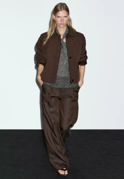 Massimo Dutti SHORT LIGHTWEIGHT WITH CORDUROY DETAIL - Light Jacket - Bordeaux 14 Massimo Dutti SHORT LIGHTWEIGHT WITH CORDUROY DETAIL - Light Jacket - Bordeaux -Massimo Dutti Shop e8458dc90b904d0daadedb9872921058