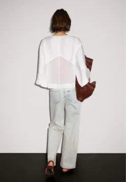 Massimo Dutti FLOWING GARMENT WITH SEAM DETAILS - Blouse - White -Massimo Dutti Shop e9016cdab29b454789ae47e54a4f92b8