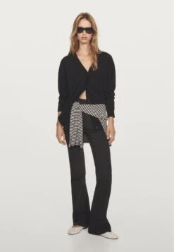 Massimo Dutti BUTTONED OVERSIZE WITH V-NECK - Cardigan - Black 18 Massimo Dutti BUTTONED OVERSIZE WITH V-NECK - Cardigan - Black -Massimo Dutti Shop ea1be4312ff94b30ab073f8c6e436b71