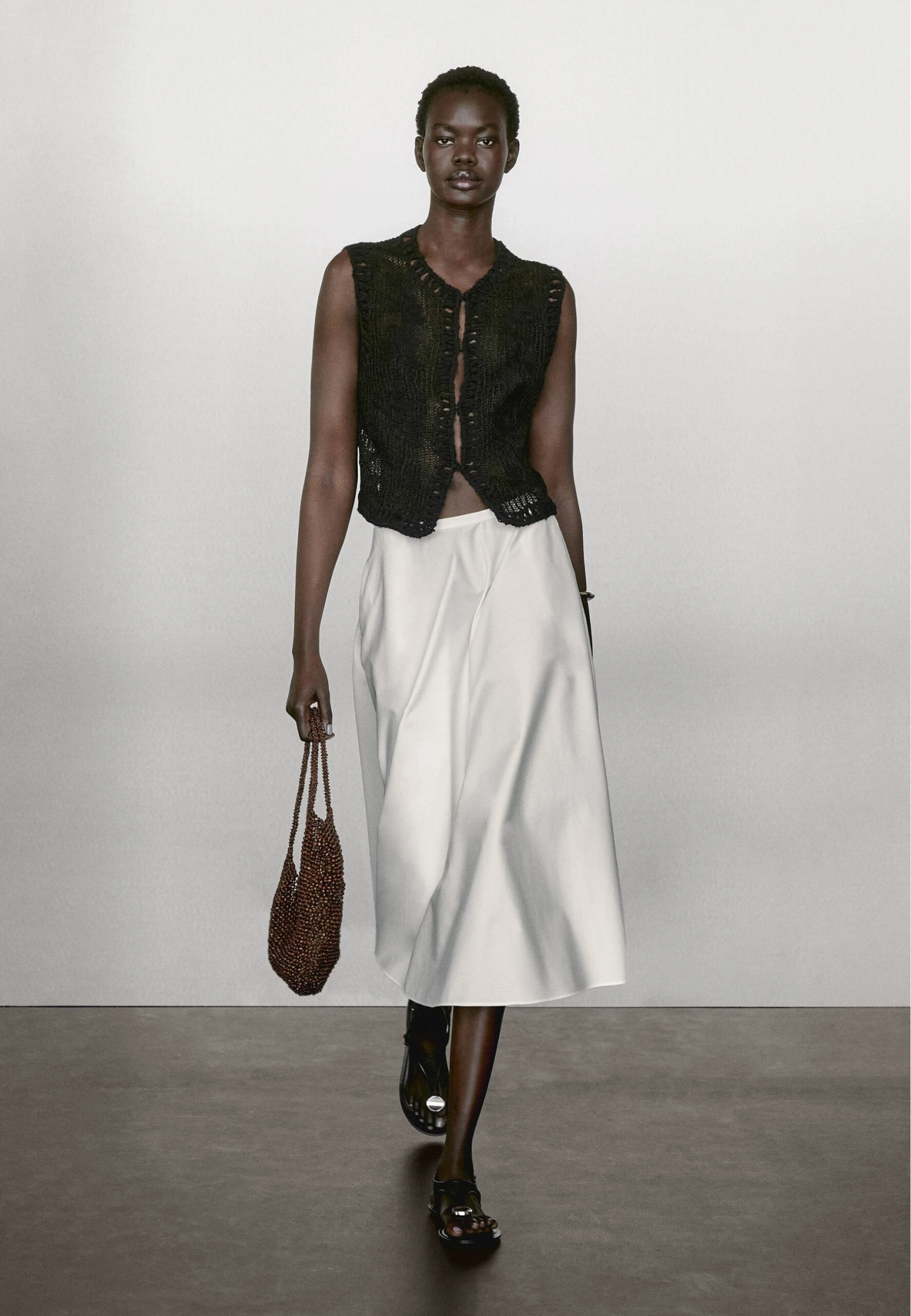 Massimo Dutti CREW NECK WITH EMBROIDERED DETAIL - Waistcoat - Black 4 Massimo Dutti CREW NECK WITH EMBROIDERED DETAIL - Waistcoat - Black - Image 2