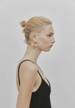 Massimo Dutti Studio - Cut-Out Crop - Top - Black 16 Massimo Dutti Studio - Cut-Out Crop - Top - Black -Massimo Dutti Shop edb4cd2d492a471e8646d76eb234cdbd