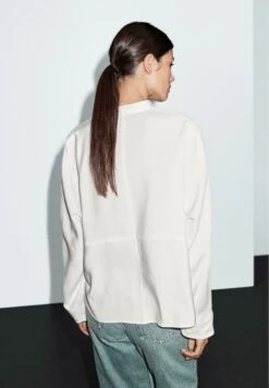 Massimo Dutti STAND COLLAR WITH FRONT SEAM - Button-down Blouse - Beige -Massimo Dutti Shop f19bf3fd8e4247bbb4d745d52c9d7c58