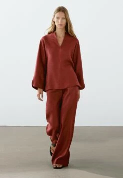 Massimo Dutti WIDE V-NECK WITH LONG SLEEVE - Blouse - Red -Massimo Dutti Shop f2f03e7be72b412ca463e16ee1d37b1b