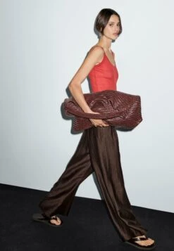 Massimo Dutti WIDE-LEG MID-RISE CRINKLE - Trousers - Brown -Massimo Dutti Shop f7d366766c1f464aa873bd6609547fb0