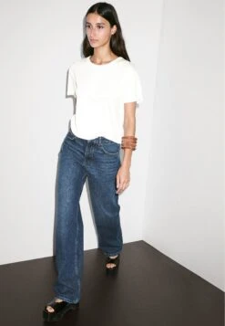 Massimo Dutti REGULAR FIT WITH COLLAR DETAIL - Basic T-shirt - Beige 16 Massimo Dutti REGULAR FIT WITH COLLAR DETAIL - Basic T-shirt - Beige -Massimo Dutti Shop f9d20942809c43d2a8591b40abf4391f