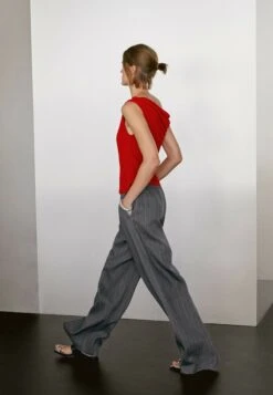 Massimo Dutti DRAPED WITH KNOT DETAIL - Top - Red 16 Massimo Dutti DRAPED WITH KNOT DETAIL - Top - Red -Massimo Dutti Shop fb5d6773f5b646caab371b59bf117d3e