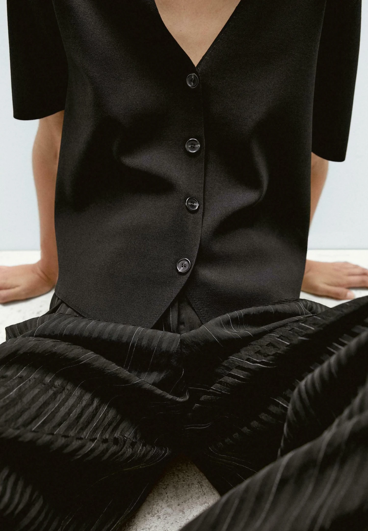 Massimo Dutti FLOWING SHORT SLEEVE WITH V-NECK - Button-down Blouse - Black 6 Massimo Dutti FLOWING SHORT SLEEVE WITH V-NECK - Button-down Blouse - Black - Image 4