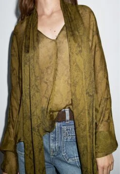 Massimo Dutti FLOWING ANIMAL PRINT GARMENT - Blouse - Green 14 Massimo Dutti FLOWING ANIMAL PRINT GARMENT - Blouse - Green -Massimo Dutti Shop fd1826aceb24407a9a528fe55c6902a7